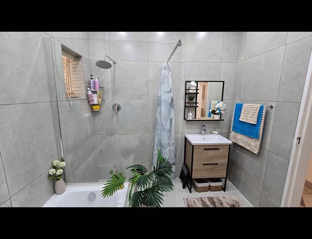 3 BEDROOM FREEHOLD FOR SALE IN SOUTH CREST